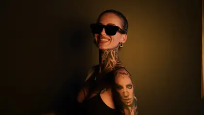 Modelo con Gafas Eclipse