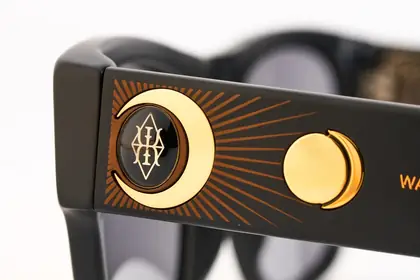 Detalle dorado de Gafas Eclipse