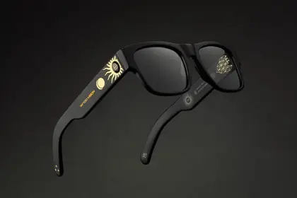 Gafas Eclipse sobre fondo oscuro