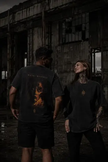 Remera NOCTURNAL foto editorial 3