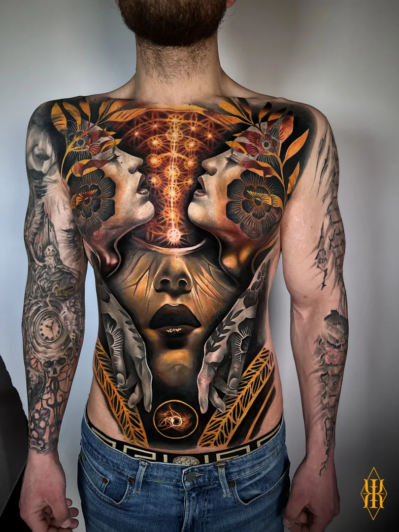 Trabajo seleccionado: torso frontal ornamental en naranja y negro