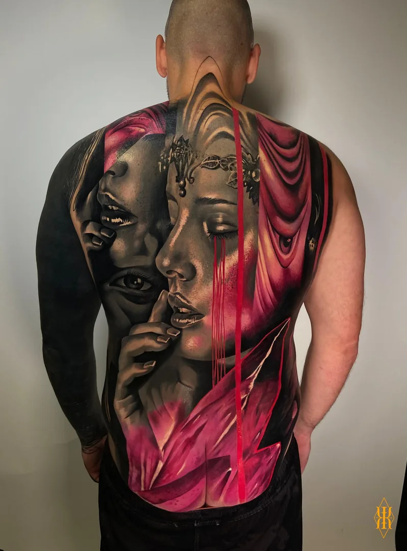 Trabajo destacado: espalda con rostro y composición rosa